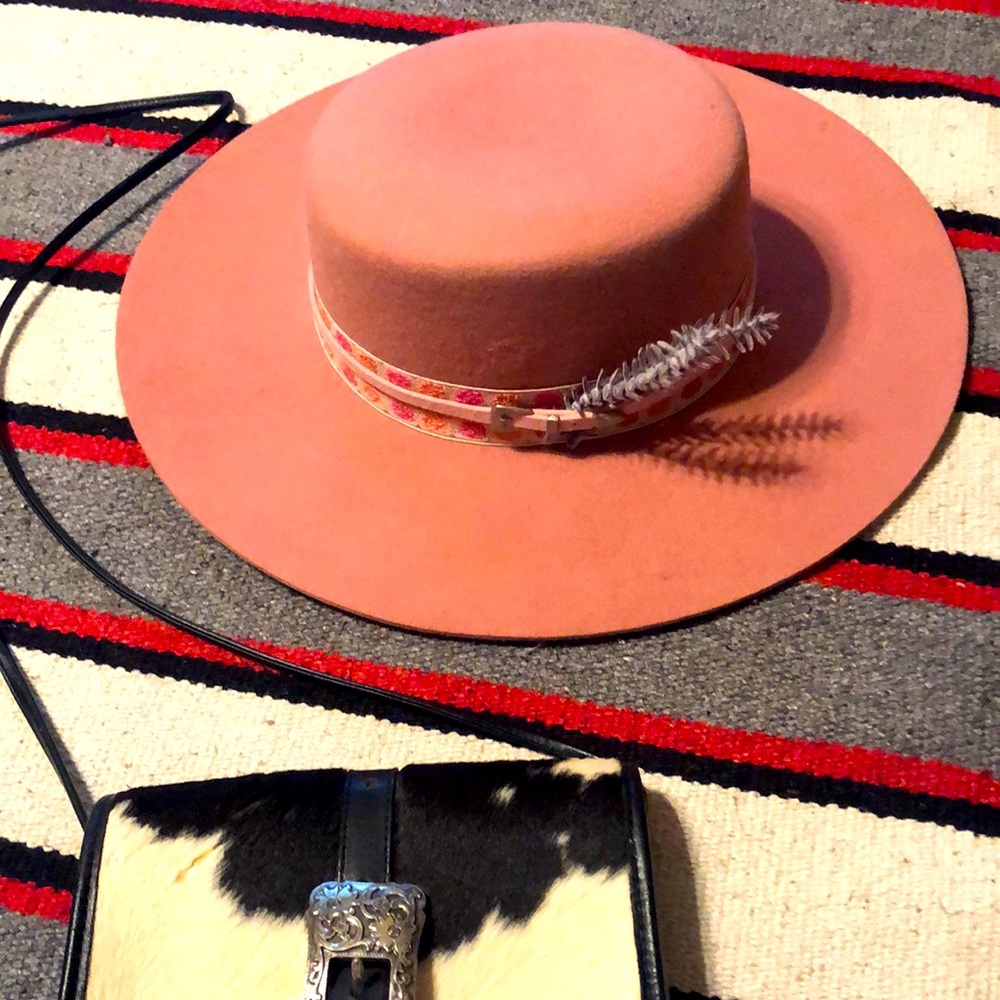 Lack of color pink felt hat